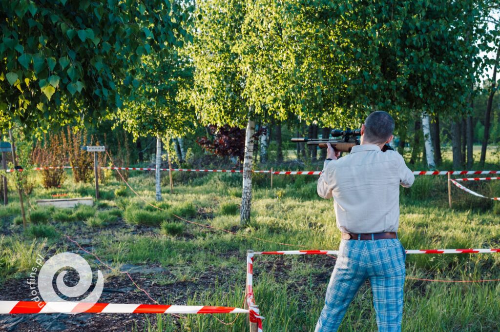 Uczestnicy strzelający z różnych rodzajów wiatrówek na mobilnej strzelnicy